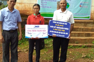 sáng 21/9/2018 đại diện trường thcs Hoàng Hoa Thám đã tham gia buổi lễ trao tặng phần quà góp phần cho chương trình thắp sáng đường quê tại buôn kết nghĩa ( Buôn phowng)